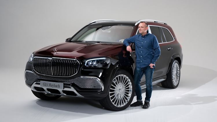 Welche Ausmaße der Mercede-Maybach GLS hat, erkennt der Betrachter, wenn sich der Autor neben dem Luxus-SUV platziert.