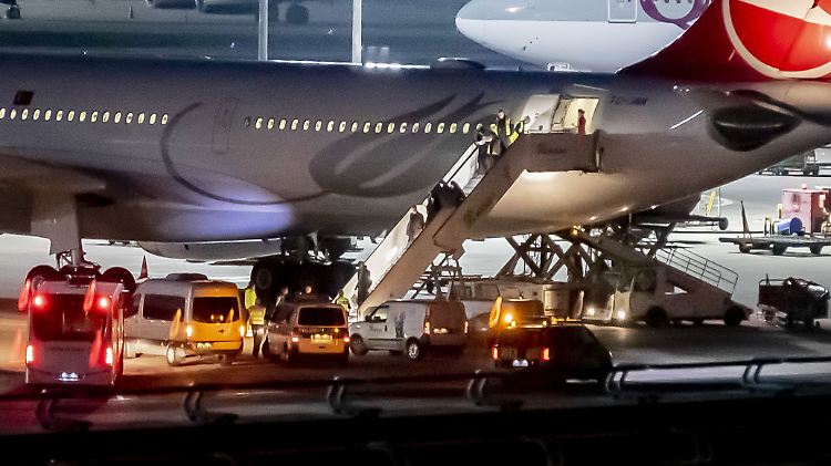 Die siebenköpfige Familie verlässt das Flugzeug in Berlin Tegel. Nach der Abschiebung aus der Türkei werden sie von der deutschen Polizei in Empfang genommen.