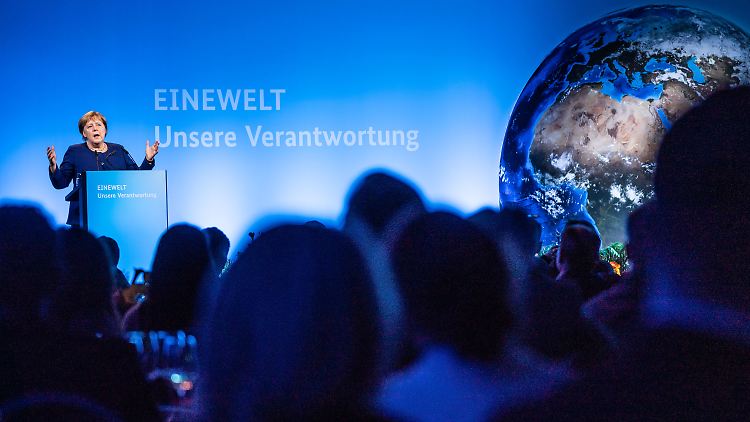 Für eine lebenswerte Zukunft müsse es einen tiefgreifenden "Wandel in der Gegenwart" geben, plädierte Angela Merkel.