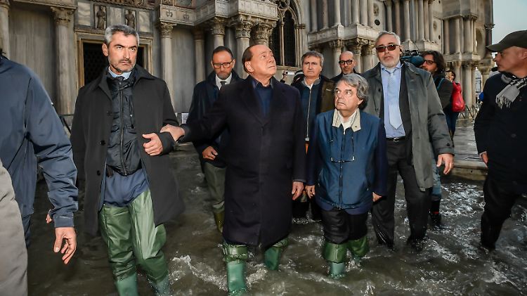 Italiens Ex-Premier Silvio Berlusconi eilt an den Ort des Hochwassers. 