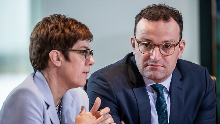 Spahn rechnet beim Parteitag nicht mit einer Revolte gegen die umstrittene Parteichefin Kramp-Karrenbauer.