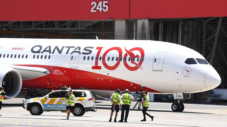 Die Boeing landete am Mittag in Sydney - und stellte mit der Flugzeit einen neuen Rekord auf.