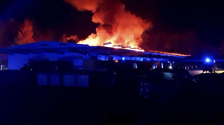Nächtlicher Großeinsatz in Hessen: Der Zustellstützpunkt steht lichterloh in Flammen.