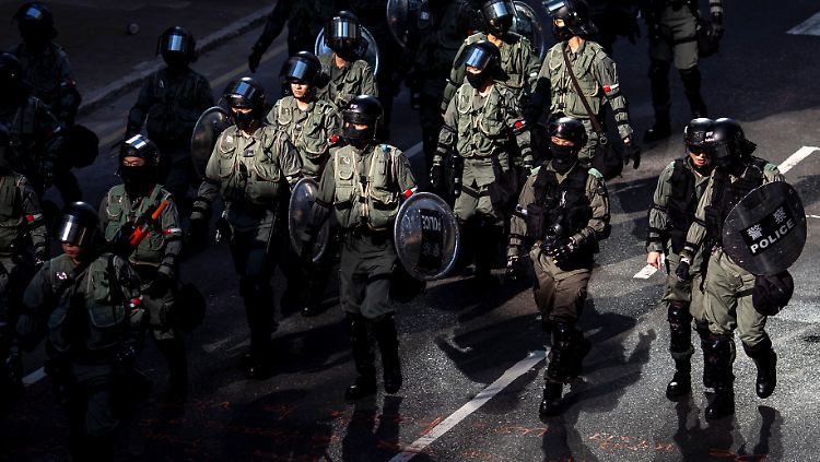 Stecken unter den Uniformen Polizisten oder chinesische Soldaten?