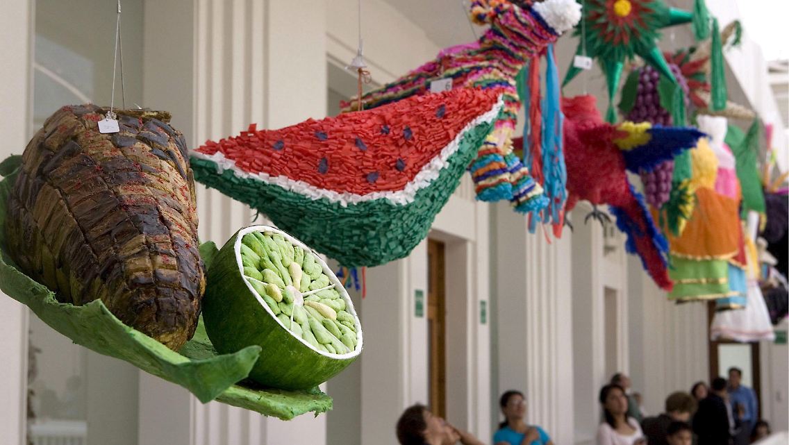 Pinatas gibt es in allen möglichen Formen - Hauptsache bunt.