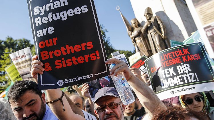 Türken demonstrieren gegen die Ausweisung syrischer Flüchtlinge aus Istanbul.