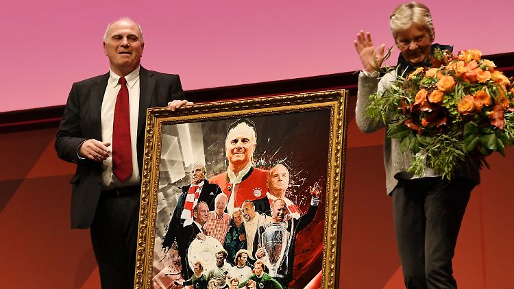 Blumenstrauß, Goldrahmen, viel Applaus: Hoeneß' Abschied war ein würdiger - bis er ihn sich selbst verdarb.