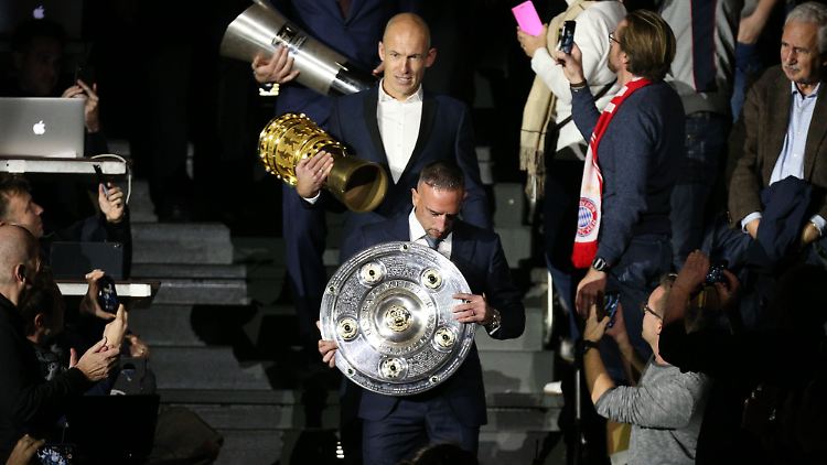 Sogar FC-Bayern-Traumduo Rib und Rob alias Franck Ribéry und Arjen Robben haben ein Überraschungsauftritt.