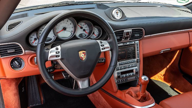 Der Innenraum des 997 kann sich in seinen unterschiedlichen Ausführungen auch heute noch sehen lassen.
