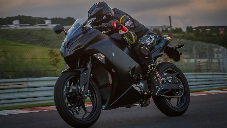 Kawasaki hat erste Bilder von Prototypenfahrten ihres kommenden Elektromotorrads veröffentlicht.