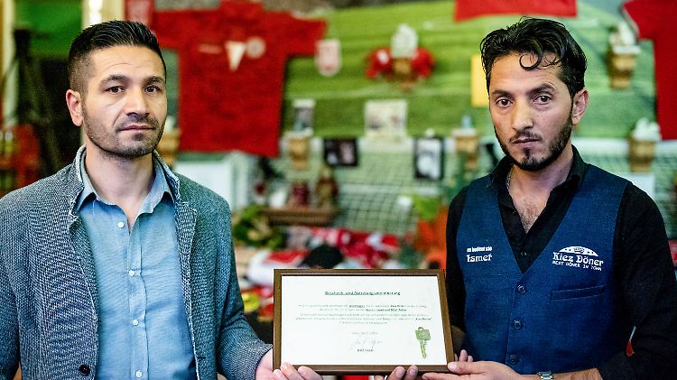 Izzet Cagac (l.) hofft, dass seine Nachfolger den Terroranschlag von Halle verarbeiten können.