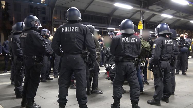 Dutzende Beamte sichern den Bonner Hauptbahnhof.