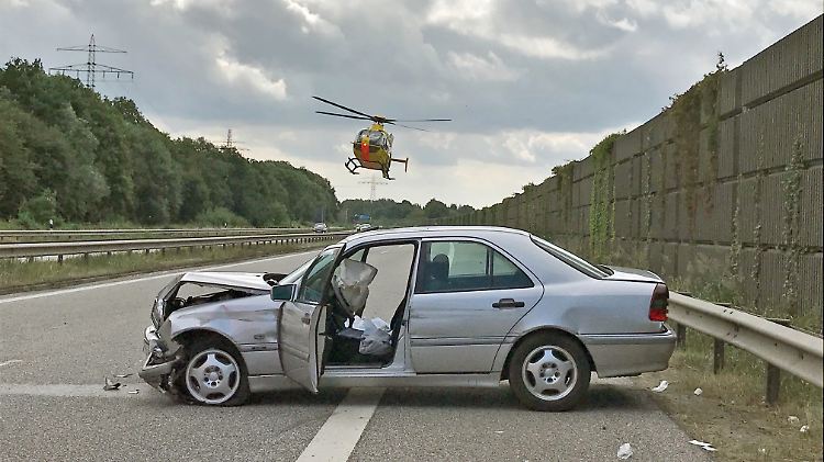 Rettungshubschrauber im Einsatz: Am Weltgedenktag der Unfallopfer erinnern Verbände nicht nur an die Toten, Verletzten und ihre Angehörigen, sondern auch an die Arbeit der Einsatzkräfte von Polizei, Feuerwehr und Rettungsdiensten.