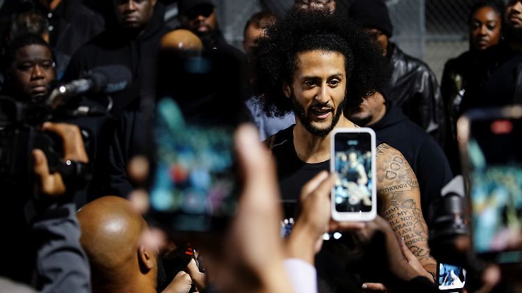 Das Medieninteresse am geschassten Footballspieler Kaepernick ist auch nach drei Jahren NFL-Abstinenz noch groß.