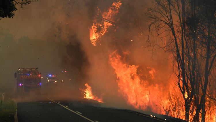 In Australien wüten seit Tagen heftige Buschfeuer und breiten sich weit aus. 