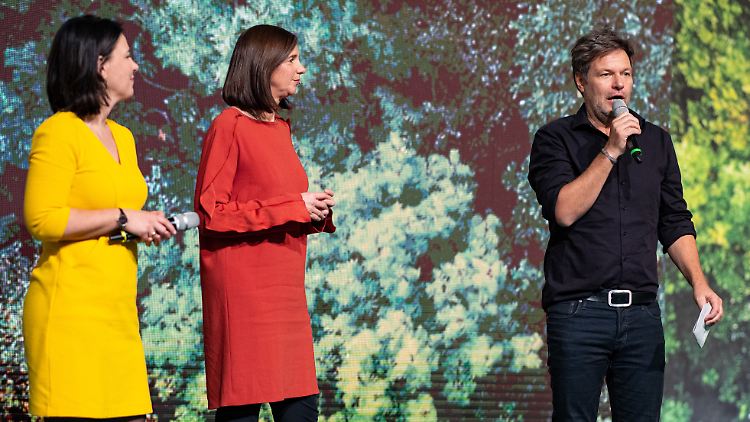 Annalena Baerbock, Katrin Göring-Eckhard und Robert Habeck in Schwarz-Rot-Gold. Nur Zufall?