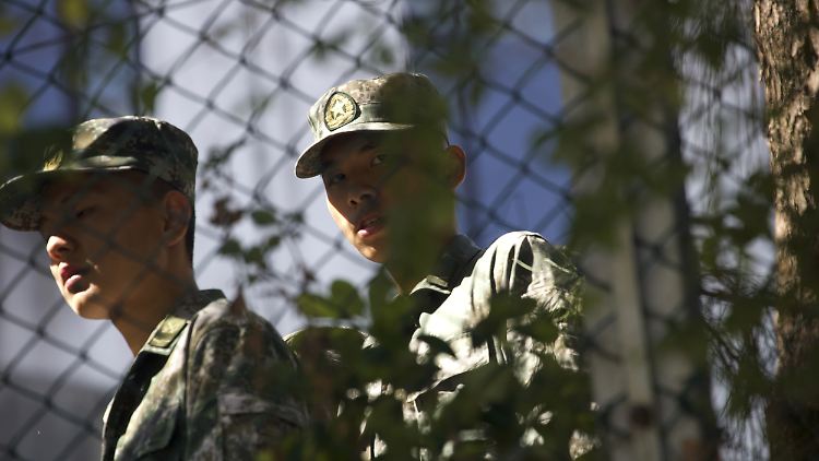 Soldaten der chinesischen Armee beobachten aus einer Garnison in Hongkong in der Nähe der Polytechnischen Universität eine Konfrontation zwischen Polizei und Demonstranten.