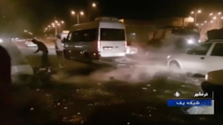 Dieses vom Islamic Republic of Iran Broadcasting zur Verfügung gestellte Bild (Videoaufnahme) zeigt Demonstranten auf einer Straße.