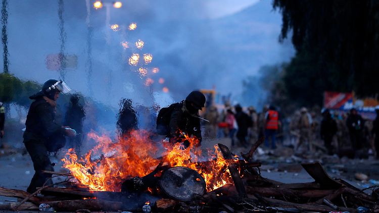 Polizisten räumen die Barrikaden weg, die Morales-Anhänger errichtet haben.