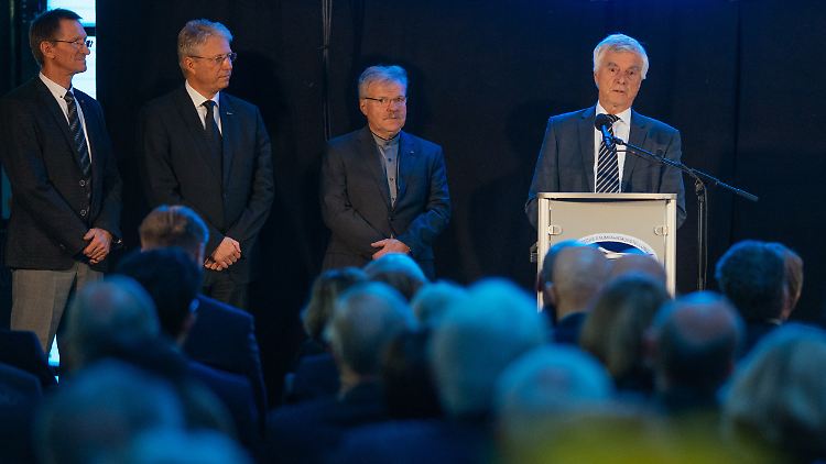 Die ehemaligen ESA-Astronauten Klaus-Dietrich Flade, Thomas Reiter, Reinhold Ewald und Ulf Merbold (v.l.) auf der Gedenkfeier für Sigmund Jähn im Deutschen Raumfahrtzentrum.