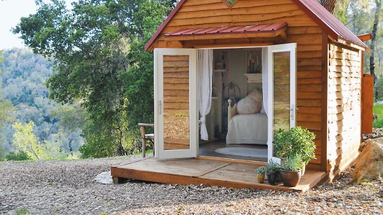 Das am Rande einer Schlucht gelegene
"She Shed" von Dinah Lundbeck wird auch mit Gästen geteilt. Ansonsten dient es als Porträtgalerie.