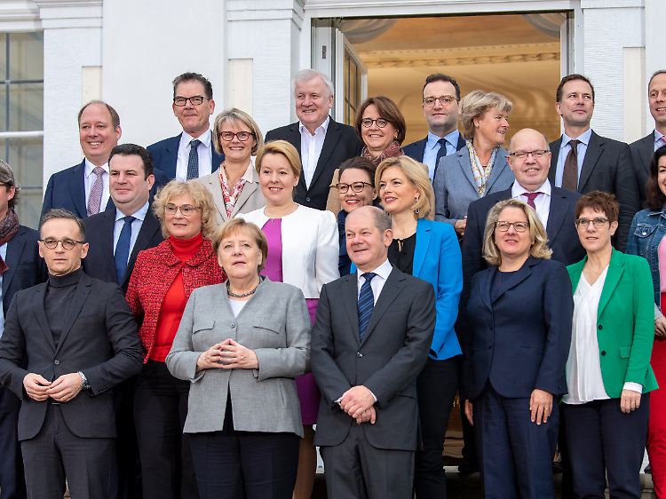 Zum Abschluss der Kabinettsitzung in Meseberg versammelten sich Kanzlerin und Minister zum Gruppenfoto.