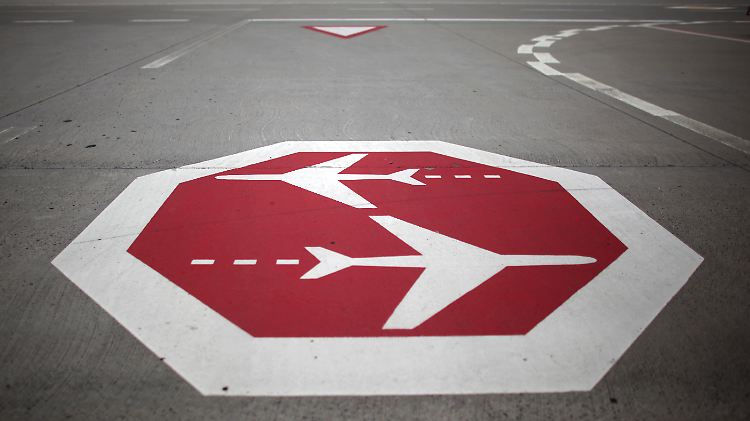 Vorsicht Kreuzung: Der Flughafen Hahn bei Frankfurt und andere deutsche Regionalflughäfen bekommen künftig Subventionen vom Bund. 