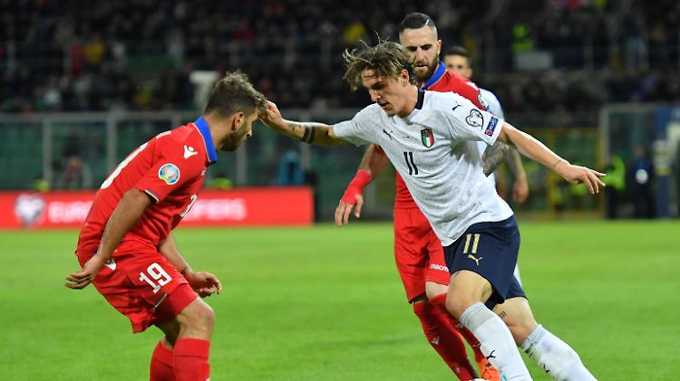 So eng wie in dieser Spielszene beim Kampf um den Ball zwischen dem Italiener Zaniolo und dem Armenier Hambardzumyan war das Ergebnis des EM-Qualifikationsspiels zwischen Italien und Armenien nicht. Endstand: 9:1.