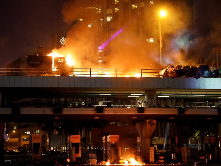 Lebensgefahr für alle Beteiligten: Auf der Brücke über der Tunneleinfahrt gehen Molotowcocktails in Flammen auf.
