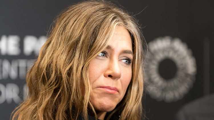 Nein, sie ist nicht traurig, sondern freut sich über ihren Instagram-Erfolg: Jennifer Aniston.