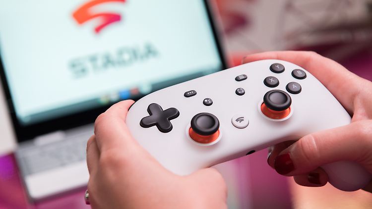Der Controller liegt gut in der Hand, wirkt wie eine Kombination von Playstation- und Xbox-Controller.