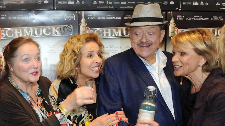 Bei der Premiere mittendrin: Joseph Hannesschläger mit seinen Kolleginnen Marianne Sägebrecht, Michaela May und Uschi Glas (v.l.n.r.).