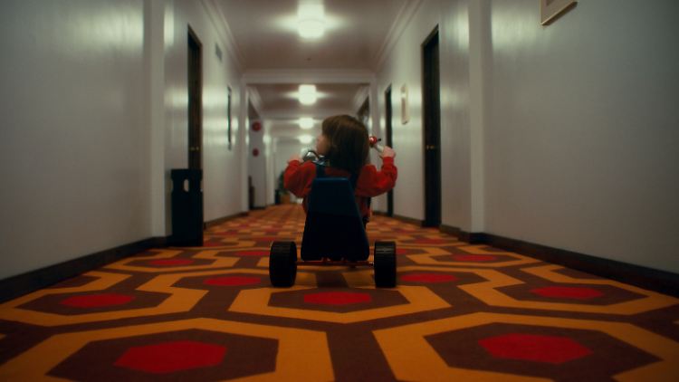 Mike Flanagan hat die berühmte Kettcar-Szene aus "Shining" für das Follow-up einfach noch mal neu gedreht - samt des unvergessenen Musterteppichs.