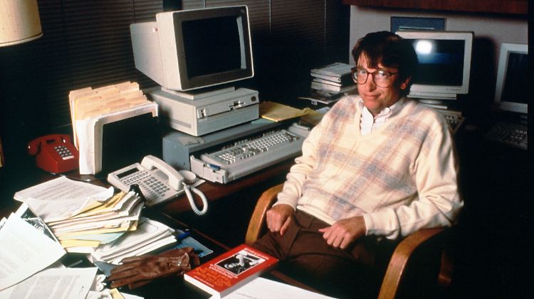 Sichtlich in Partystimmung: Bill Gates hat Mitte der 1980er-Jahre eine neue Software-Ära begründet.
