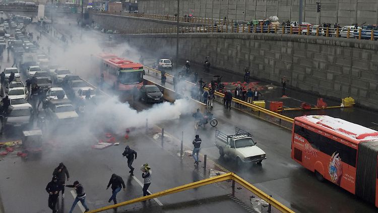 Demonstranten blockieren am Samstag eine Stadtautobahn durch Teheran, die Polizei hält dagegen.