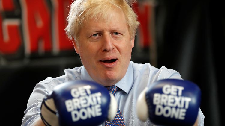 Im Ring mit sich allein: der britische Premier Johnson läuft sich fürs TV-Duell mit dem Labour-Chef warm.