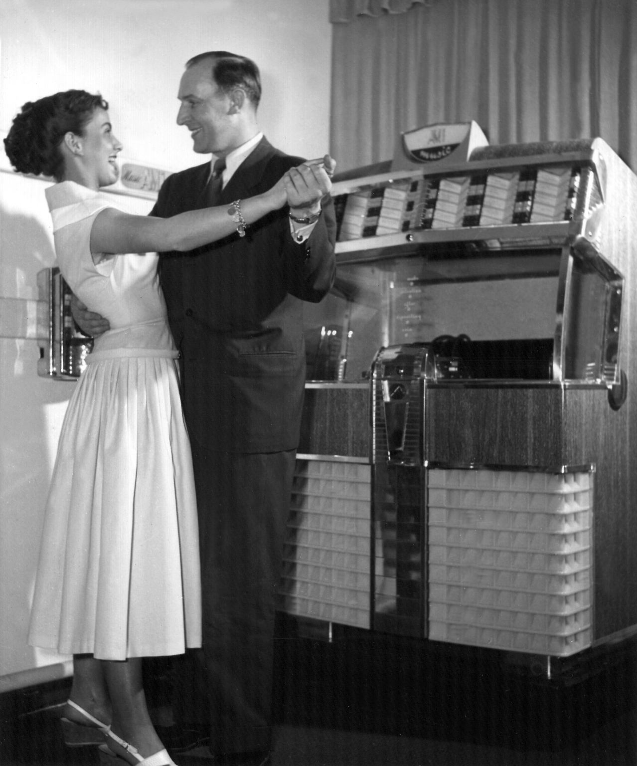 Der Sound war kratzig, es rauschte und krächzte, aber der Holzkasten spuckte tatsächlich Töne aus. 