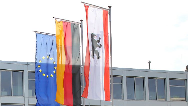 So könnte es bald vor deutschen Schulen aussehen: Bundesflagge, Landesflagge und Flagge der Euopäischen Union vor dem Schulgebäude.