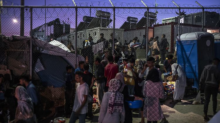Bislang durften sich die Migranten auch außerhalb der Lager bewegen - wie hier, beim Lager Moria auf Lesbos.