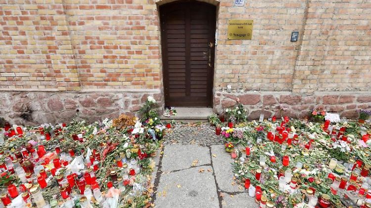 Nach dem Anschlag legten Menschen vor der Synagoge zahlreiche Blumen und Kerzen nieder.