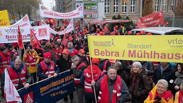 Rund 900 Conti-Mitarbeiter demonstrierten vor der Konzernzentrale in Hannover.