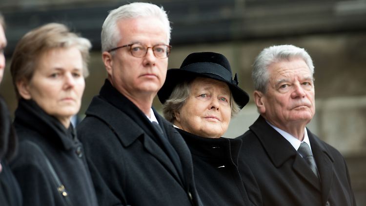 Bei der Beerdigung des Vaters 2015: Fritz von Weizsäcker mit seiner Mutter Marianne (2.v.r.), dem damaligen Bundespräsidenten Joachim Gauck (r.), und seiner Schwester Beatrice.