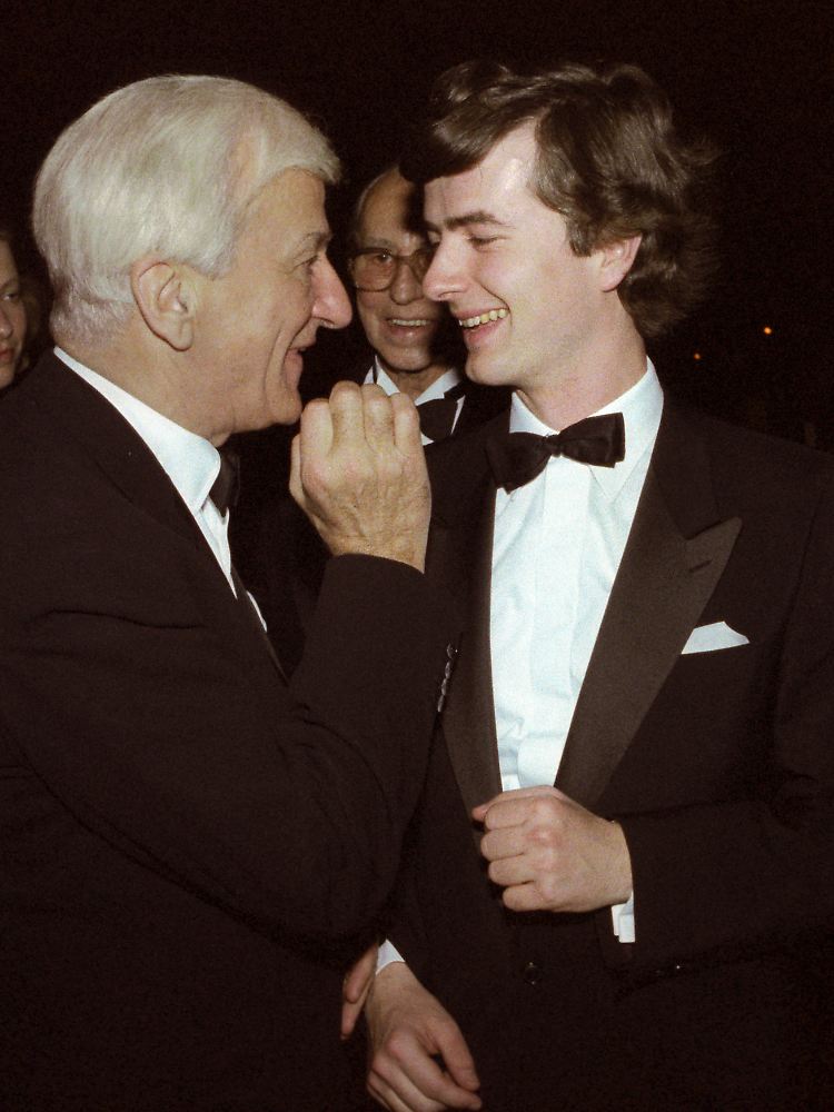 Vater und Sohn 1987: Bundespräsident Richard von Weizsäcker spricht mit seinem Jüngsten Fritz (r.).