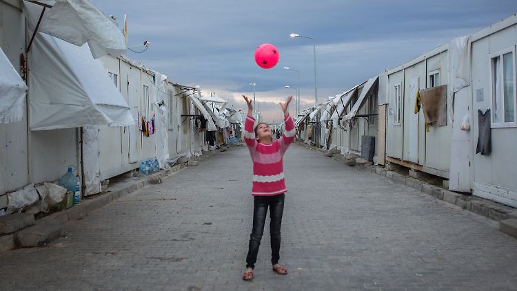 Ein Mädchen spielt 2016 in einem türkischen Flüchtlingslager mit einem Ball.