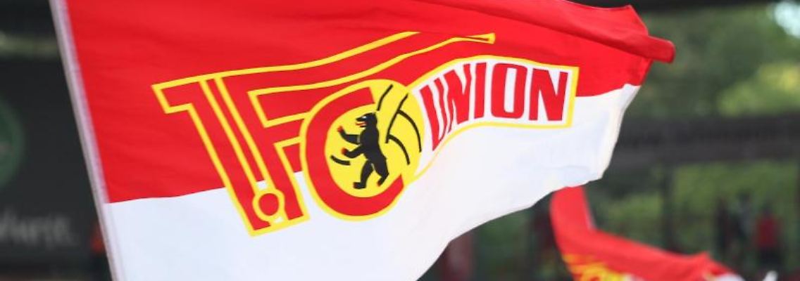 Eine Fahne mit dem Logo des 1. FC Union Berlin. Foto: Andreas Gora/dpa/Archivbild