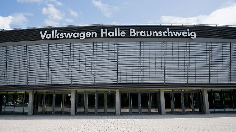 Während des AfD-Parteitags namenlos: die Volkswagen Halle in Braunschweig.