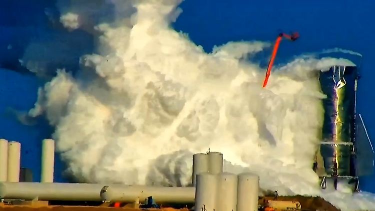 Druckbetankung, bis die Treibstoffbehälter platzen (Video-Standbild): Der Rumpf des "Starship"-Prototypen (r.) von SpaceX beim Belastungstest.