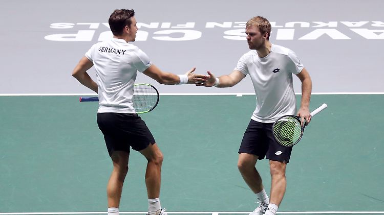 Der Marathonsieg von Kevin Krawietz und Andreas Mies öffnet dem deutschen Davis-Cup-Team die Türen ins Viertelfinale weit.