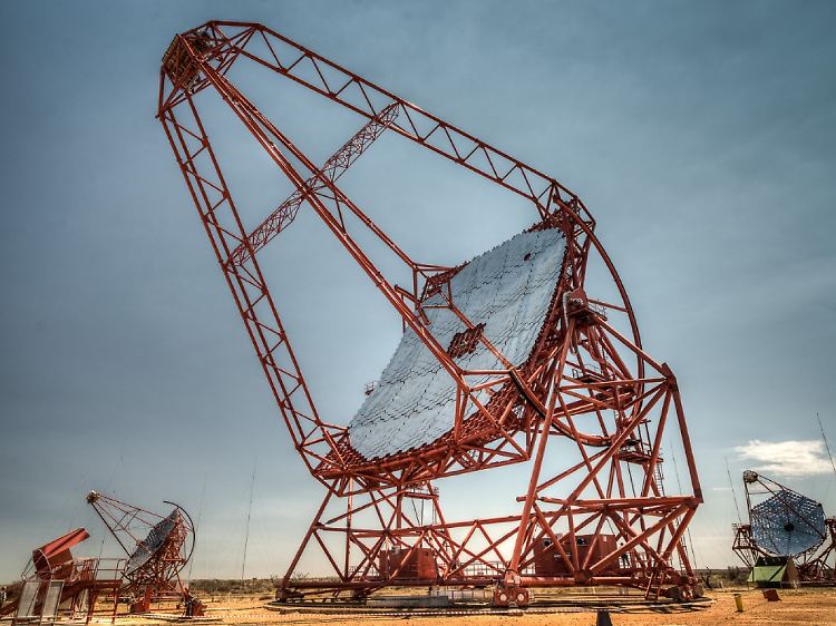 Das H.E.S.S. ist ein System in Namibia von Tscherenkow-Teleskopen zur Untersuchung der kosmischen Gammastrahlung.
