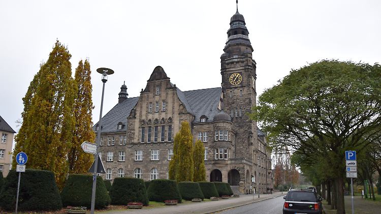 Das monumentale Rathaus zeigt, welche Ambitionen die einstige Industriestadt mal hatte.